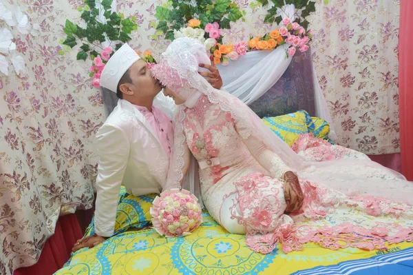 Tarakan Indonesia Marzo 2017 Las Parejas Novias Indonesias Son Felices — Foto de Stock