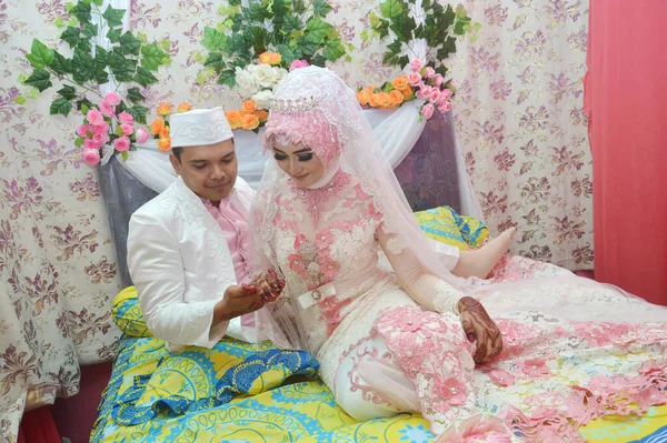 Tarakan Indonesia Marzo 2017 Las Parejas Novias Indonesias Son Felices —  Fotos de Stock