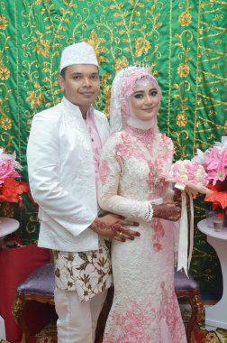 TARAKAN - INDONEZYA, 4 Mart 2017: Endonezyalı gelin çiftler koridorda kebaya pozu verirken mutlular