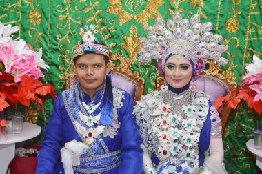 TARAKAN - INDONEZYA, 4 Mart 2017: Endonezyalı gelin çiftler koridorda geleneksel Bugis kıyafetleri giyerek mutlular