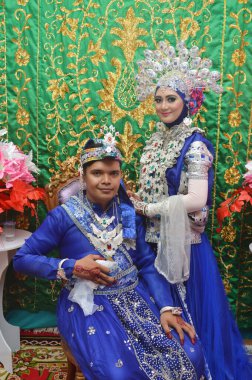 TARAKAN - INDONEZYA, 4 Mart 2017: Endonezyalı gelin çiftler koridorda geleneksel Bugis kıyafetleri giyerek mutlular