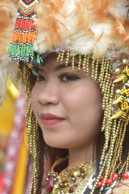 TARAKAN - INDONEZYA, 25 Temmuz 2018: Geleneksel kıyafetler giyen Endonezyalı güzel bir kadının portresi.