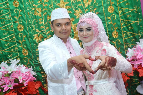 Таракан Индонезия Марта 2017 Невесты Индонезии Счастливы Носить Кебайю Позируя — стоковое фото