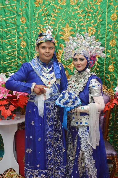 Tarakan Indonesia March 2017 Indonesian Bridal Couples Happy Wearing Wearing — Stock Photo, Image