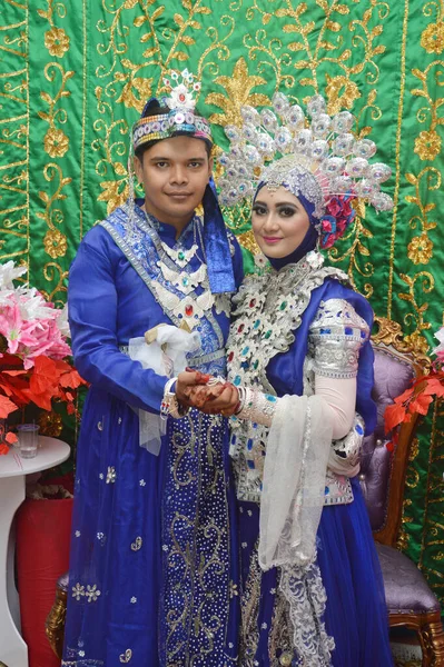 Tarakan Indonesia Marca 2017 Indonezyjskie Pary Małżeńskie Szczęśliwie Noszą Tradycyjną — Zdjęcie stockowe