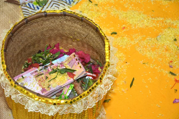 タラカン インドネシア 2017年11月9日 将来の花嫁への新郎による伝統的なインドネシアの儀式の引き継ぎ アンパナイまたはフジュラン または 現金お金 — ストック写真