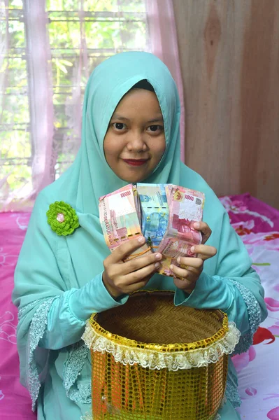 2017年11月9日 印度尼西亚塔拉坎 印度尼西亚传统的新娘头展示了新郎送来的钱 Jujuran — 图库照片