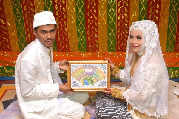 タラカン インドネシア 2017年11月15日 新郎が花嫁に結婚式を手渡す — ストック写真