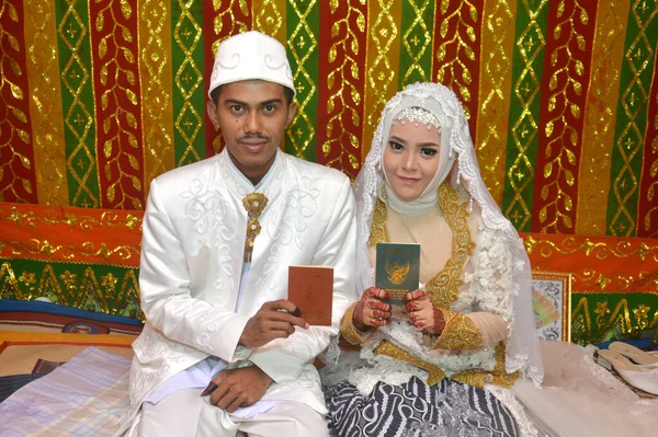 Tarakan Indonesia November 2017 Indonesian Bridal Couples Happy Wearing White — Stock Photo, Image