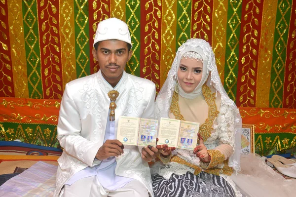 Tarakan Indonesia November 2017 Indonesian Bridal Couples Happy Wearing White — Stock Photo, Image