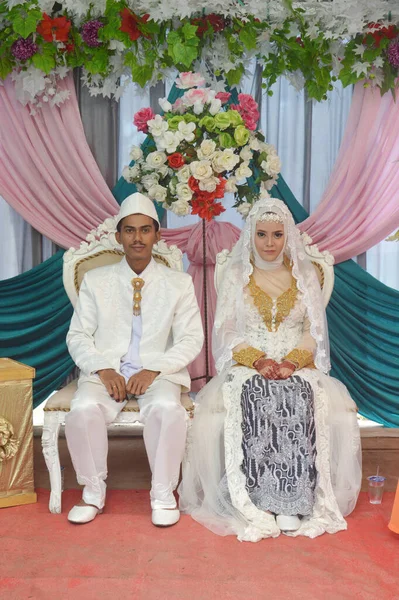 Tarakan Indonesia November 2017 Indonesian Bridal Couples Happy Wearing Kebaya — Stock Photo, Image