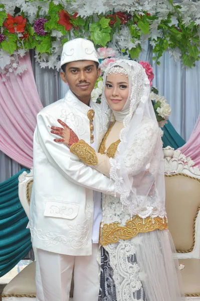 Tarakan Indonesia November 2017 Indonesian Bridal Couples Happy Wearing Kebaya — Stock Photo, Image