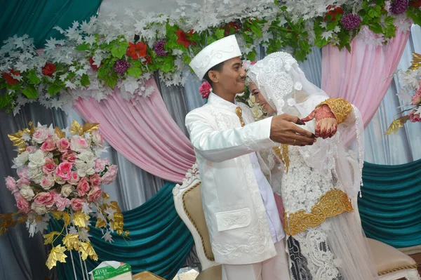 Tarakan Indonesia Noviembre 2017 Las Parejas Novias Indonesias Son Felices — Foto de Stock