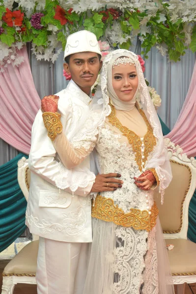 Tarakan Indonésia Novembro 2017 Casais Noivos Indonésios Estão Felizes Vestindo — Fotografia de Stock