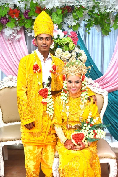 Tarakan インドネシア 2017年11月15日 インドネシアのブライダルカップルは 通路にポーズをとった伝統的なバジャン服を着て満足しています — ストック写真