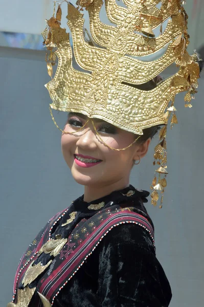タラカン インドネシア 2018年7月25日 美しいインドネシア人女性の肖像画 北スマトラ州パダン シデンプアン市の伝統的な服を着て笑っています 2018年Apeksi文化パレード タラカン市 — ストック写真