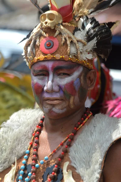 Tarakan インドネシア 2018年7月25日 顔の装飾と先住民族のカリマンタンのカスタム服を着たインドネシア人男性の肖像画 タラカン市のApeksi 2018 — ストック写真