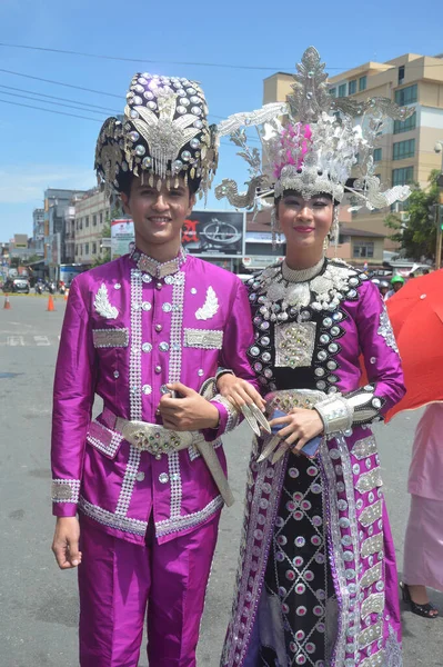 Tarakan Indonesie Července 2018 Mladý Pár Oblečený Tradičním Indonéském Regionu — Stock fotografie