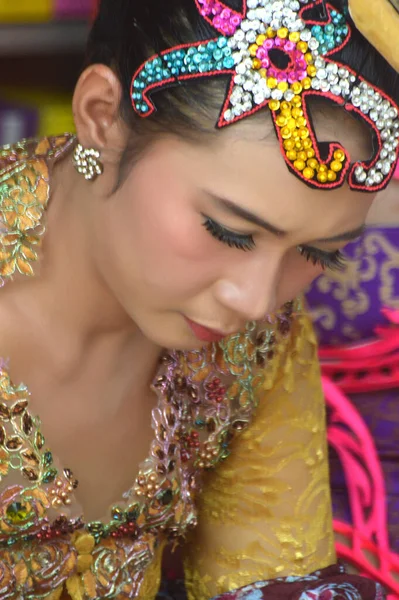 塔拉坎 印度尼西亚 2018年7月25日 印度尼西亚传统服饰中美丽舞者的肖像 2018年在塔拉肯市举行的Apeksi会议 — 图库照片