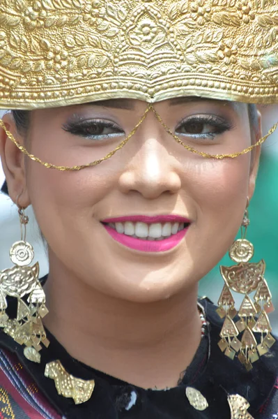 2018年7月25日 印度尼西亚塔拉坎 一名身穿传统服装的美丽印度尼西亚妇女的画像 来自北苏门答腊岛帕当西顿潘市 — 图库照片