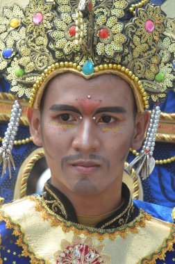 TARAKAN - INDONEZYA, 25 Temmuz 2018: Etnik Çin kıyafeti giyen genç adamın portresi