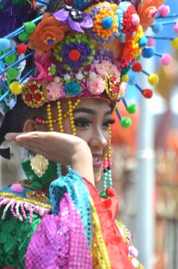 TARAKAN - INDONEZYA, 25 Temmuz 2018: Endonezyalı güzel bir kadının portresi değiştirilmiş karnaval kıyafetleri içinde gülümsüyor. 2018 'de APEKSI Kültür Geçidi Tarakan Şehri