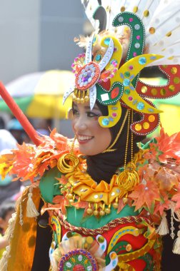TARAKAN - INDONEZYA, 25 Temmuz 2018: Endonezyalı güzel bir kadının portresi değiştirilmiş karnaval kıyafetleri içinde gülümsüyor. 2018 'de APEKSI Kültür Geçidi Tarakan Şehri