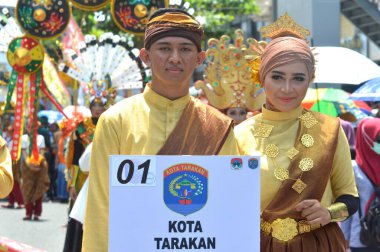 TARAKAN - INDONEZYA, 25 Temmuz 2018: Geleneksel Tidung Kalimantan kıyafetleri giyen genç bir çiftin portresi