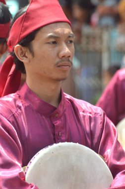 TARAKAN - INDONEZYA, 25 Temmuz 2018: Endonezyalı adam portresi yerli geleneklerine uygun giyinmiş. APEKSI 2018, Tarakan Şehri