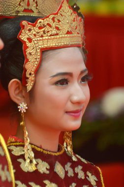 TARAKAN - INDONEZYA, 25 Temmuz 2018: Tidung Kalimantan geleneksel elbisesi giyen genç bir kızın portresi