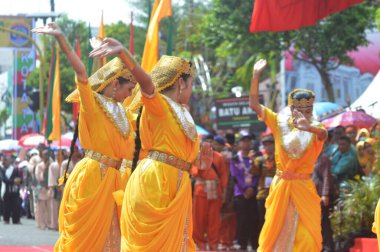 TARAKAN - INDONEZYA, 25 Temmuz 2018: Endonezya 'da güzel dansçıların geleneksel dans etkinlikleri