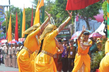 TARAKAN - INDONEZYA, 25 Temmuz 2018: Endonezya 'da güzel dansçıların geleneksel dans etkinlikleri