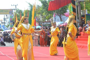 TARAKAN - INDONEZYA, 25 Temmuz 2018: Endonezya 'da güzel dansçıların geleneksel dans etkinlikleri