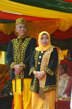 TARAKAN - INDONEZYA, 25 Temmuz 2018: Tarakan Belediye Başkanı ve eşi tören katılımcılarını karşılamak üzere kürsüde durdular