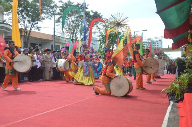 TARAKAN - INDONEZYA, 25 Temmuz 2018: Endonezya 'da güzel dansçıların geleneksel dans etkinlikleri