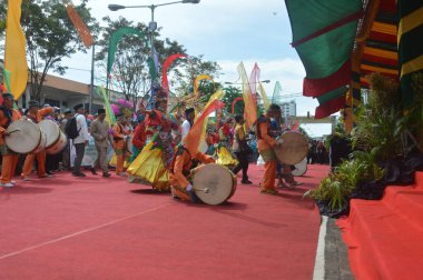 TARAKAN - INDONEZYA, 25 Temmuz 2018: Endonezya 'da güzel dansçıların geleneksel dans etkinlikleri