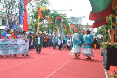 TARAKAN - INDONEZYA, 25 Temmuz 2018: APEKSI 2018 yürüyüşünde katılımcılar tribünlerin önünde yürüdü