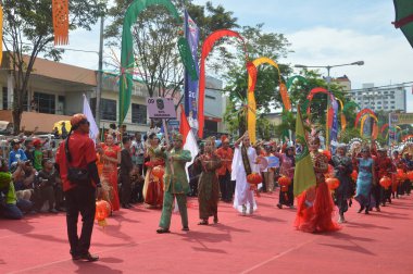 TARAKAN - INDONEZYA, 25 Temmuz 2018: APEKSI 2018 yürüyüşünde katılımcılar tribünlerin önünde yürüdü