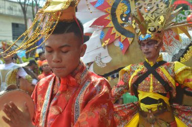 TARAKAN - INDONEZYA, 25 Temmuz 2018: Geleneksel Çin kıyafetleri giyen gençlerin portresi