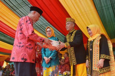 TARAKAN - INDONESIA, 25 Temmuz 2018: APEKSI geçit töreni katılımcıları Tarakan Belediye Başkanı 'na 2018 yılında APEKSI' nin ev sahibi olarak bir hediye ve fotoğraf sundular