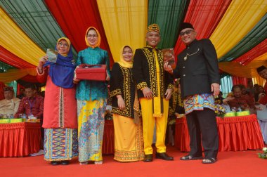 TARAKAN - INDONESIA, 25 Temmuz 2018: APEKSI geçit töreni katılımcıları Tarakan Belediye Başkanı 'na 2018 yılında APEKSI' nin ev sahibi olarak bir hediye ve fotoğraf sundular