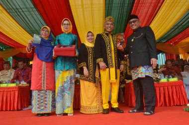 TARAKAN - INDONESIA, 25 Temmuz 2018: APEKSI geçit töreni katılımcıları Tarakan Belediye Başkanı 'na 2018 yılında APEKSI' nin ev sahibi olarak bir hediye ve fotoğraf sundular