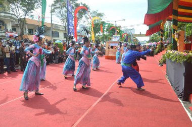 TARAKAN - INDONEZYA, 25 Temmuz 2018: Endonezya 'da güzel dansçıların geleneksel dans etkinlikleri