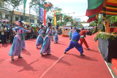 TARAKAN - INDONEZYA, 25 Temmuz 2018: Endonezya 'da güzel dansçıların geleneksel dans etkinlikleri