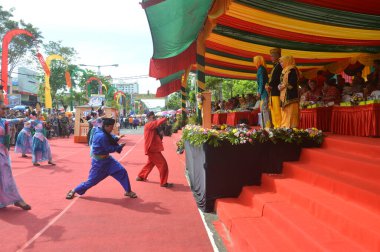TARAKAN - INDONEZYA, 25 Temmuz 2018: Endonezya 'da güzel dansçıların geleneksel dans etkinlikleri