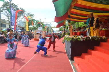 TARAKAN - INDONEZYA, 25 Temmuz 2018: Endonezya 'da güzel dansçıların geleneksel dans etkinlikleri