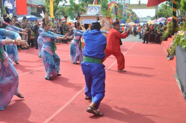 TARAKAN - INDONEZYA, 25 Temmuz 2018: Endonezya 'da güzel dansçıların geleneksel dans etkinlikleri