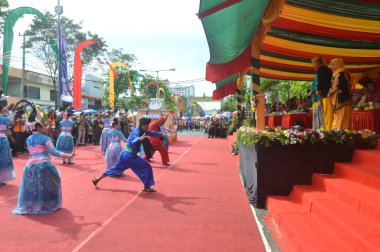 TARAKAN - INDONEZYA, 25 Temmuz 2018: Endonezya 'da güzel dansçıların geleneksel dans etkinlikleri