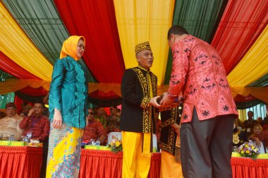 TARAKAN - INDONEZYA, 25 Temmuz 2018: APEKSI geçit törenine katılanlar 2018 yılında APEKSI 'nin ev sahibi olarak Tarakan Belediye Başkanına bir hediye sundular