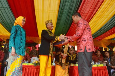TARAKAN - INDONEZYA, 25 Temmuz 2018: APEKSI geçit törenine katılanlar 2018 yılında APEKSI 'nin ev sahibi olarak Tarakan Belediye Başkanına bir hediye sundular